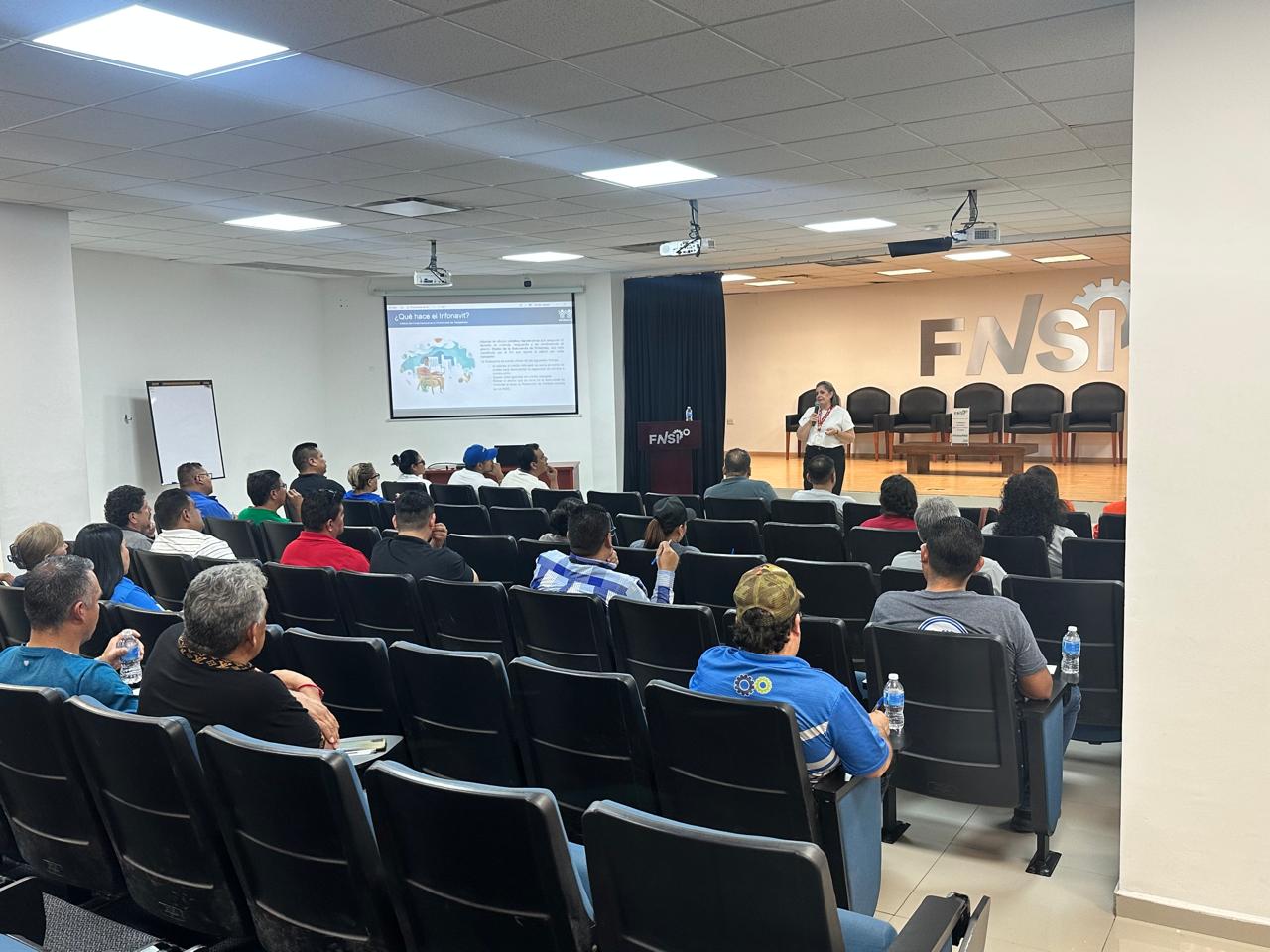 Asesora a trabajadores con su crédito Infonavit