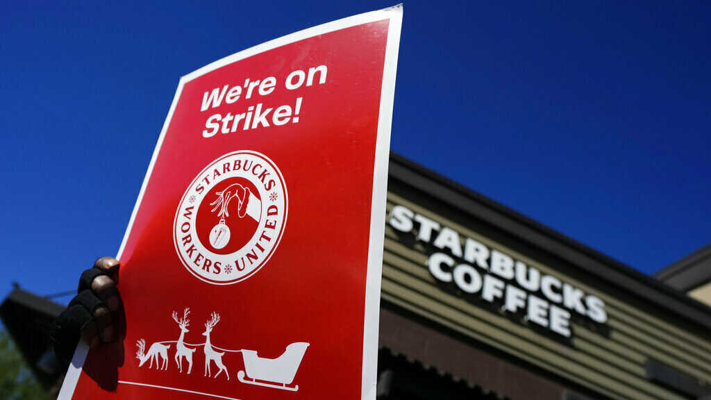 Amenazan trabajadores de Starbucks irse a huelga en Estados Unidos